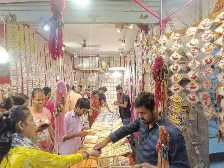 रक्षाबंधन पर बाजारों में छाई रौनक