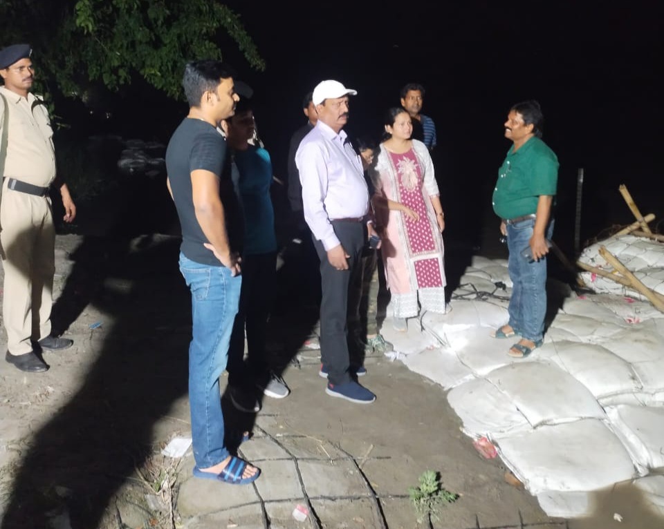 जिलाधिकारी ने शास्त्रीनगर में कराये गये फ्लड फाईटिंग वर्क तथा तटबंध का किया निरीक्षण