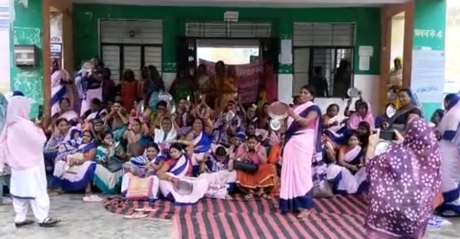 मांगो को लेकर मझौलिया सीएचसी पर हड़तालियों ने बजायी थाली