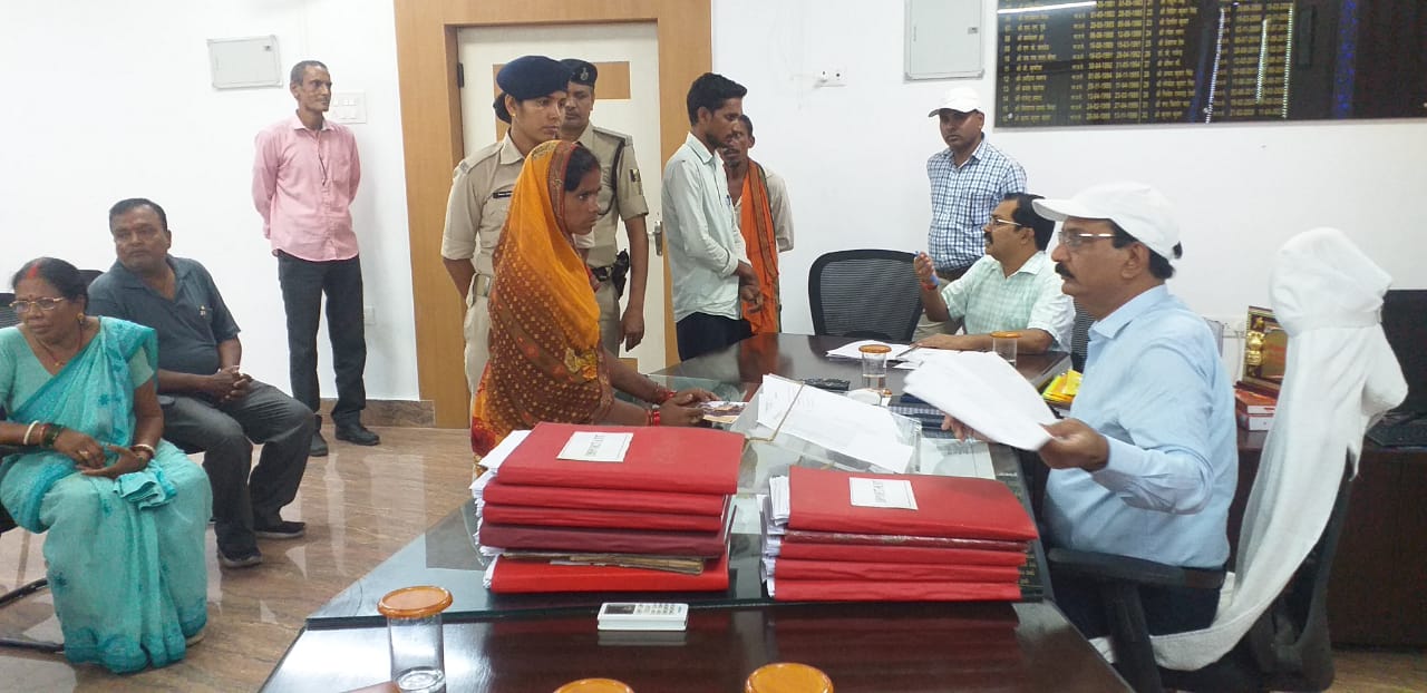 जनता दरबार कार्यक्रम में आमजनों की समस्याओं/शिकायतों से अवगत हुए जिलाधिकारी