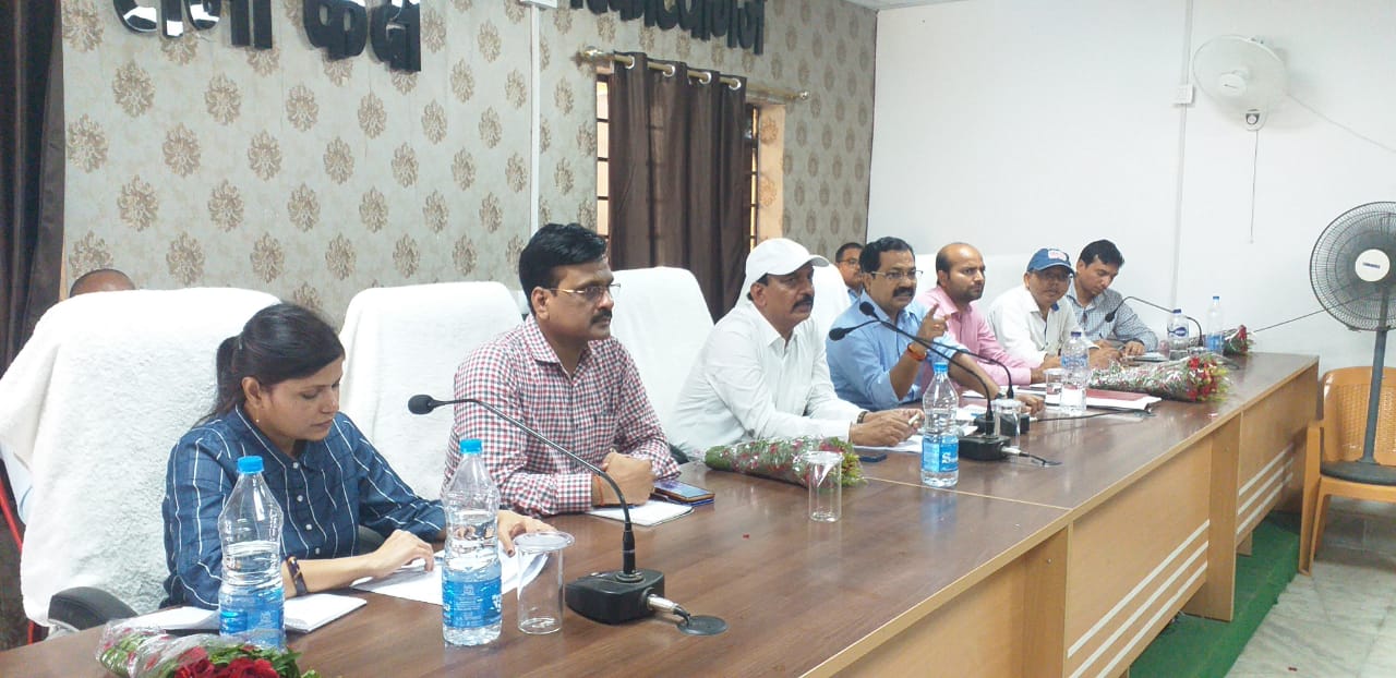 नरकटियागंज अनुमंडल अंतर्गत सभी सीओ, आरओ, राजस्व कर्मचारी, अमीनों की समीक्षात्मक बैठक प्रखंड सभागार, नरकटियागंज में सम्पन्न