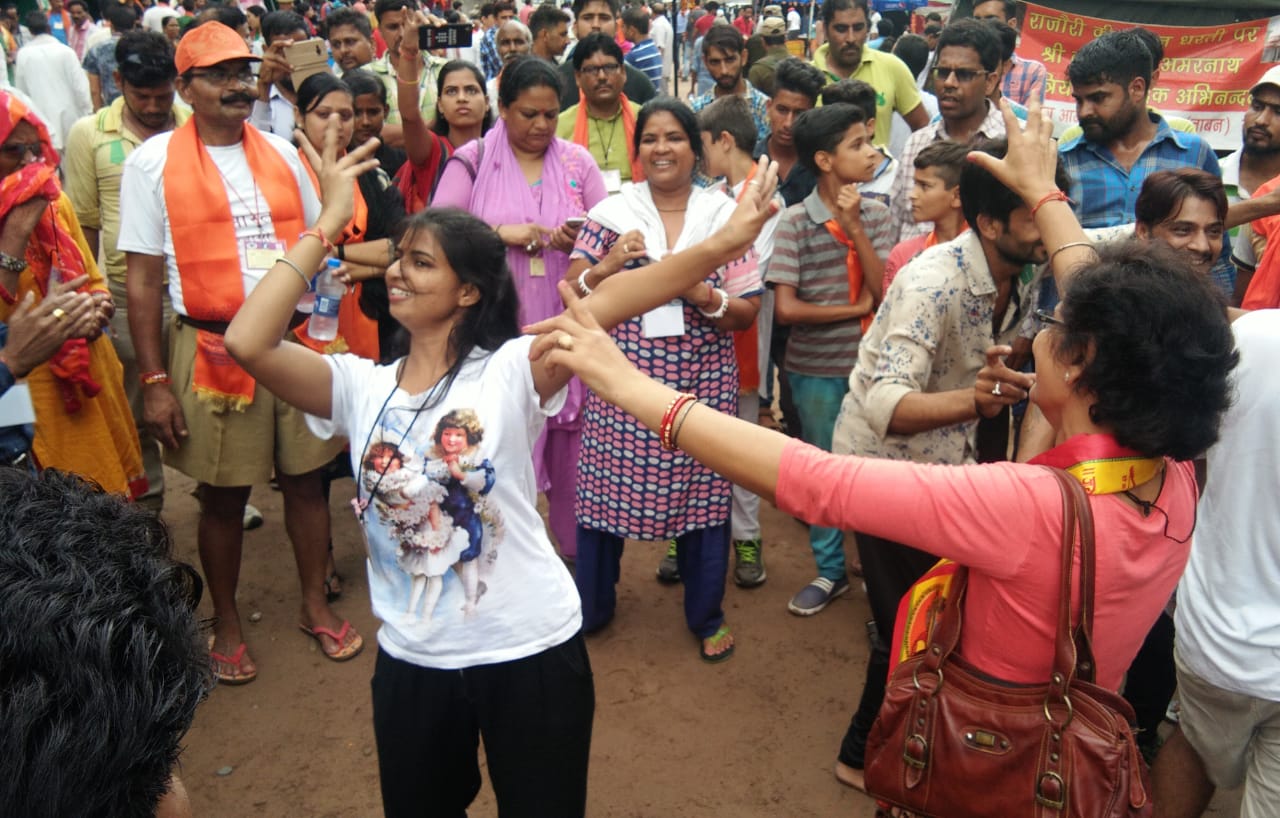 कड़ी सुरक्षा के बीच श्रद्धालुओं का तीसरा जत्था राजौरी में लंगर प्रसाद ग्रहण करने के उपरांत पहुंचा पुंछ श्रद्धालुओं में उत्साह कड़ी सुरक्षा के बीच श्रद्धालुओं का तीसरा जत्था राजौरी में लंगर प्रसाद ग्रहण करने के उपरांत पहुंचा पुंछ श्रद्धालुओं में उत्साह