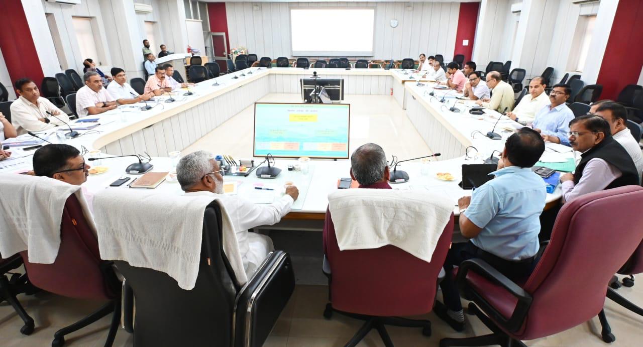 निर्माणाधीन परियोजनाओं को निर्धारित समय सीमा में पूर्ण कराएं। स्वतंत्र देव सिंह