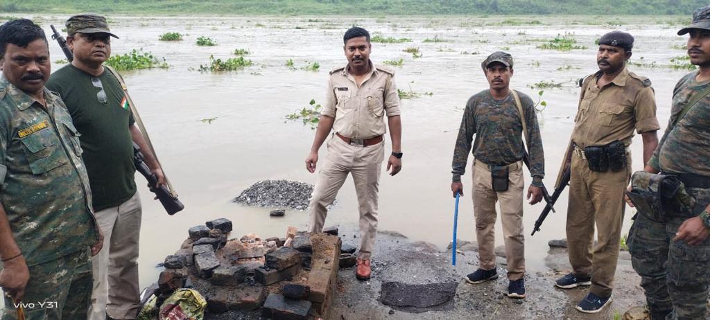 अवैध महुआ शराब अड्डा को उत्पाद विभाग ने ध्वस्त करते हुए 245 लीटर शराब किया जब्त 
