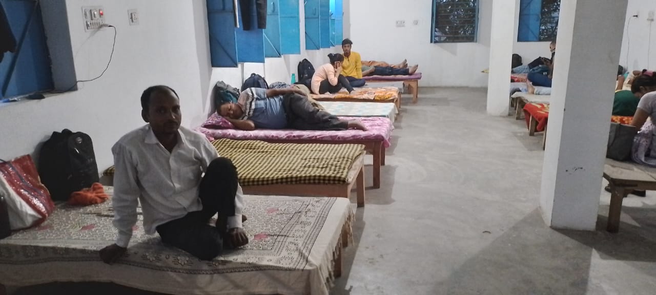 जिले के बाहर से आए महिला पुरुष अभ्यर्थियों की मदद में उतरे नगर निगम प्रशासन