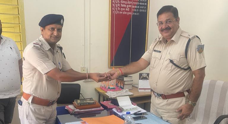 आरपीएफ बोकारो ने बालीडीह थाना प्रभारी की पत्नि की हीरे की बाली से गिरा हीरा खोज कर किया सुपुर्द 