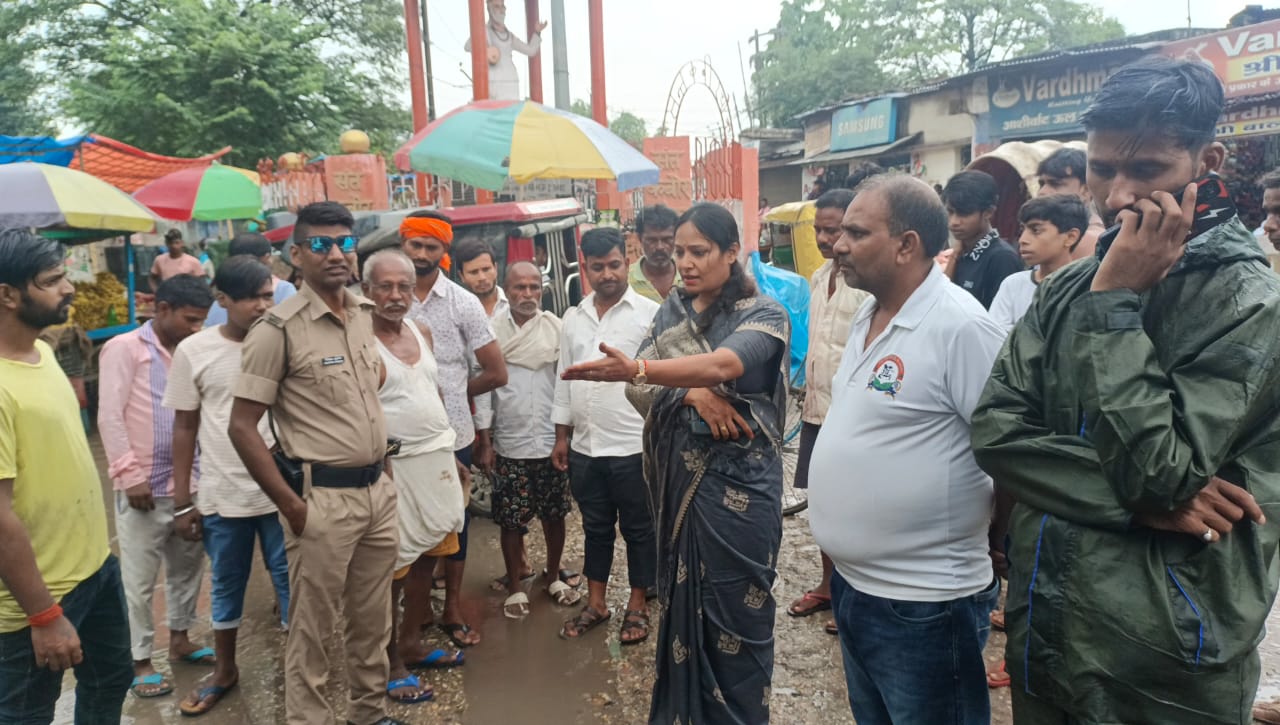 नालों में कचरा फंसे होने से तीन लालटेन व संत कबीर चौक से मीना बाजार होते आलोक भारती रोड तक खुद से कराई सफाई