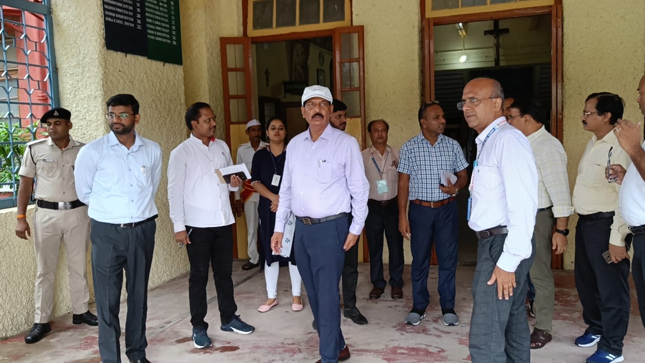 जिलाधिकारी एवं पुलिस अधीक्षक ने अध्यापक प्रतियोगिता परीक्षा केन्द्रों का किया औचक निरीक्षण