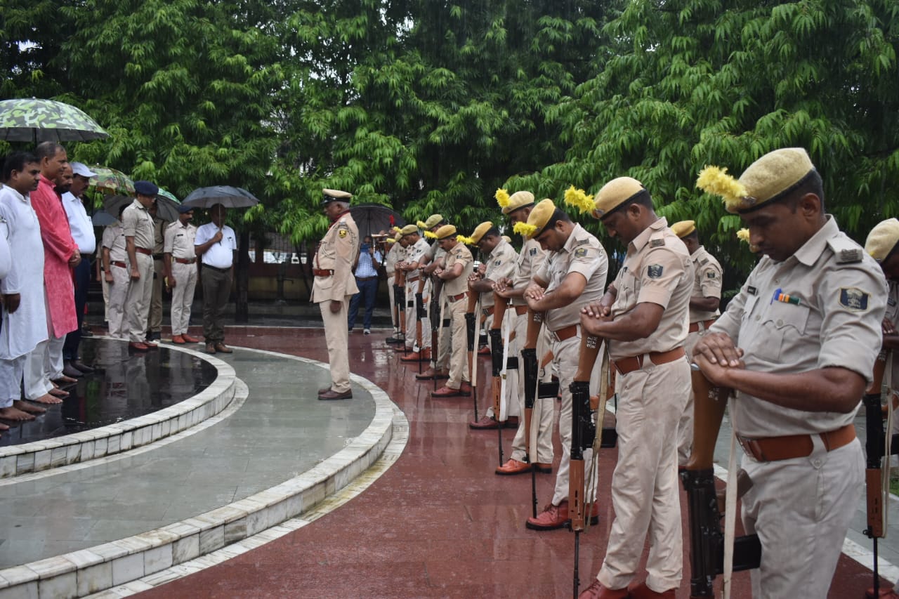 चंपारण के आठ वीर सपूतों को अर्पित किया गया श्रद्धा सुमन,शहीद पार्क अवस्थित शहीद स्मारक पर किया गया माल्यार्पण