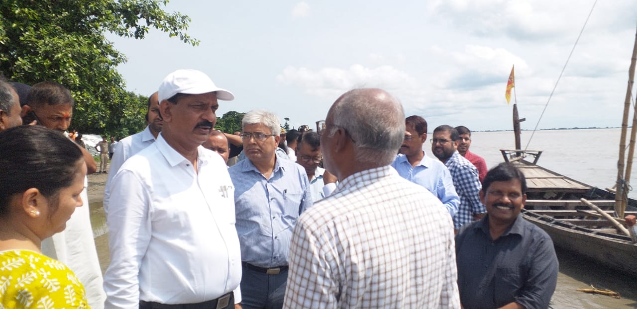 जिलाधिकारी ने गंडक नदी के बढ़ते जलस्तर का लिया जायजा