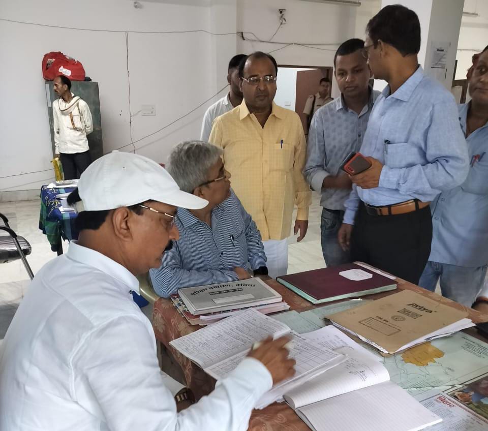 प्रखंड विकास पदाधिकारी, अंचलाधिकारी, प्रखंड पंचायत राज पदाधिकारी सहित अनुपस्थित दर्जनों कर्मियों को शोकॉज