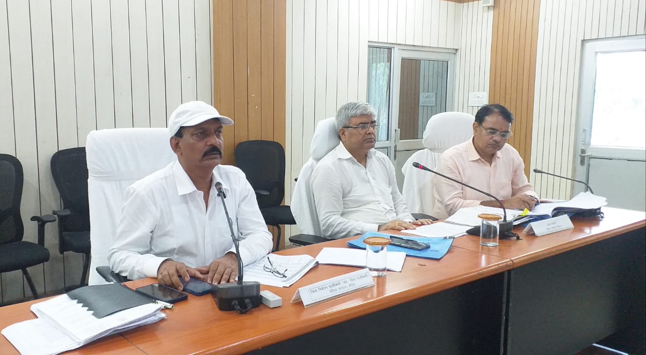 खाद्यान्नों का उठाव एवं वितरण ससमय कराने, जविप्र दुकानों की औचक जाँच, नए राशन कार्ड हेतु लंबित आवेदनों का त्वरित निष्पादन सहित रिक्ति के विरूद्ध नयी अनुज्ञप्ति के लिए प्रक्रिया अविलंब पूर्ण कराने का निर्देश