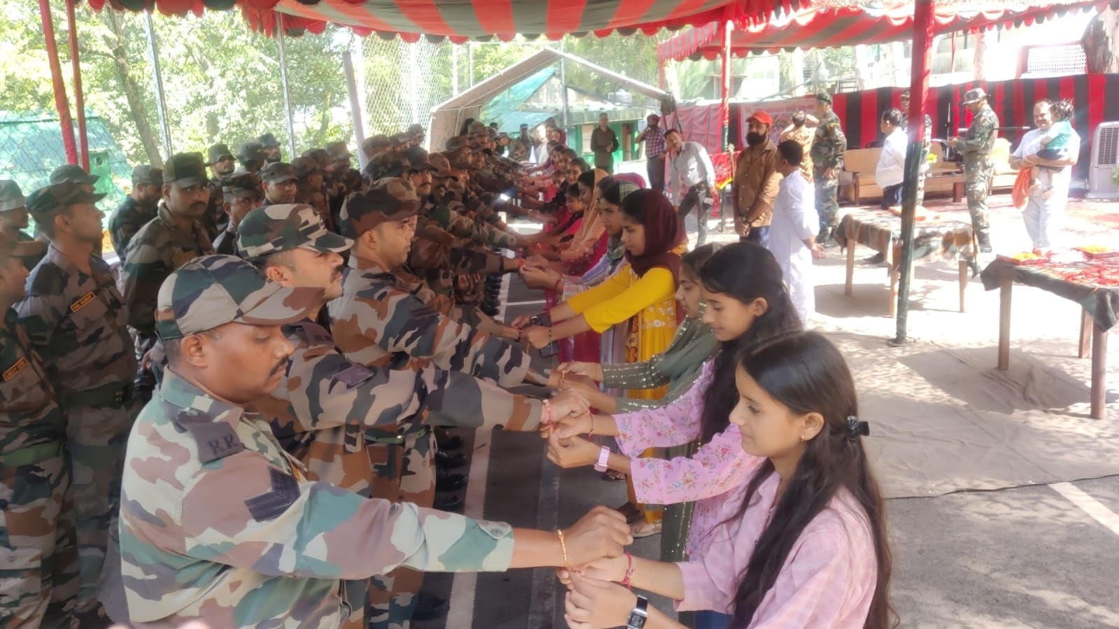 युवतियों ने जवानों की कलाई पर बांधी राखी -रक्षाबंधन पर्व राजौरी व पुंछ जिलों में धूमधाम से मनाया गया