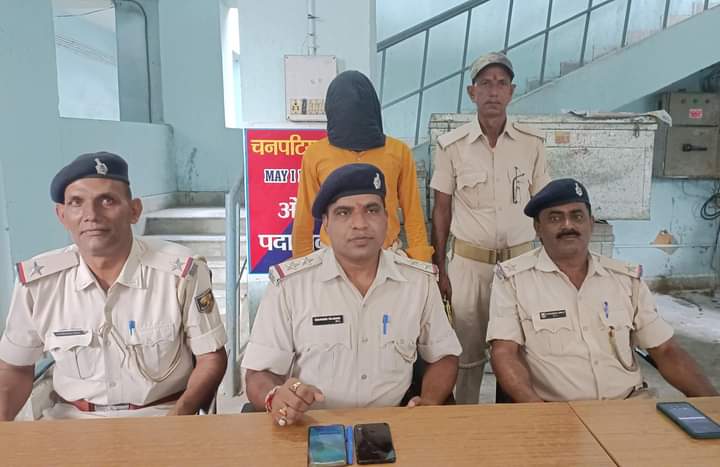 चनपटिया थानाक्षेत्र अन्तर्गत हत्या के काण्ड के अभियुक्त को किया गिरफ्तार