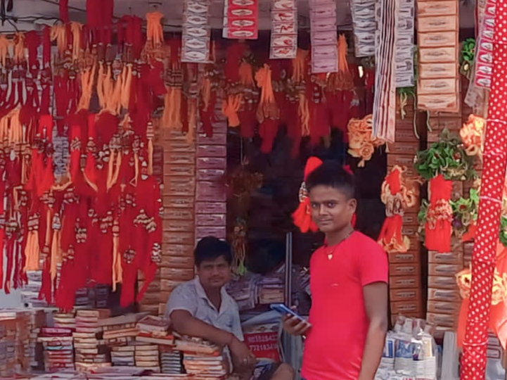 रक्षांबधन को लेकर सजी बाजारों में राखी की दुकानें