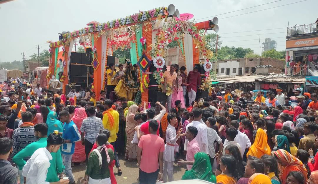 Dalla. हर हर महादेव कांवर सेवा समिति द्वारा भव्य झांकियों के साथ विशाल कांवर यात्रा का आयोजन