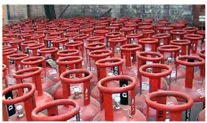 200 रुपए सस्ता हुआ LPG सिलेंडर, 33 करोड़ उपभोक्ताओं को राहत