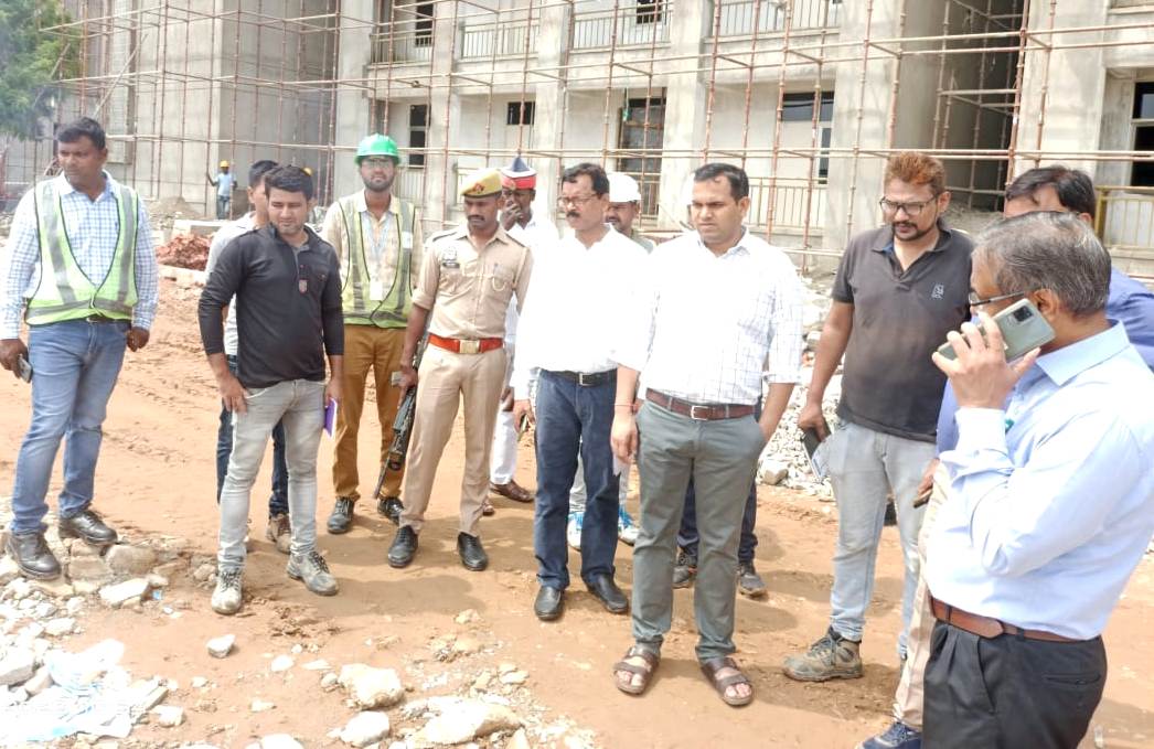 निर्माणाधीन मेडिकल कालेज सोनभद्र के कार्यों का जिलाधिकारी ने किया औचक निरीक्षण