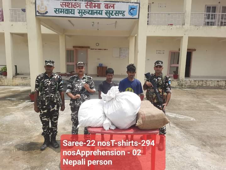दो बोरा कपड़ा के साथ नेपाली तस्कर को एसएसबी ने किया गिरफ्तार