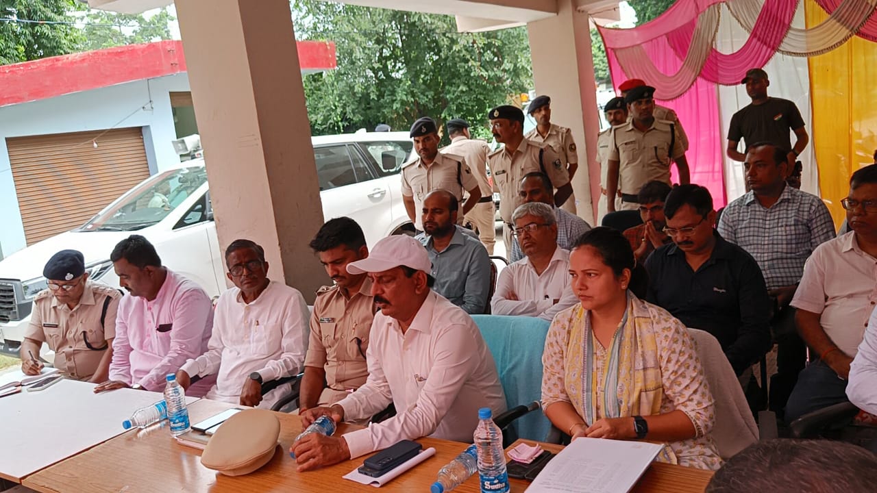 शांतिपूर्ण एवं सौहार्दपूर्ण वातावरण में मनायें चेहल्लुम एवं श्रीकृष्ण जन्माष्टमी : जिलाधिकारी