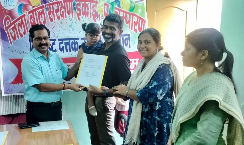 केरल और तमिलनाडु के दंपत्ति ने विशिष्ट दत्तक ग्रहण संस्थान की दो बच्चियों को लिया गोद
