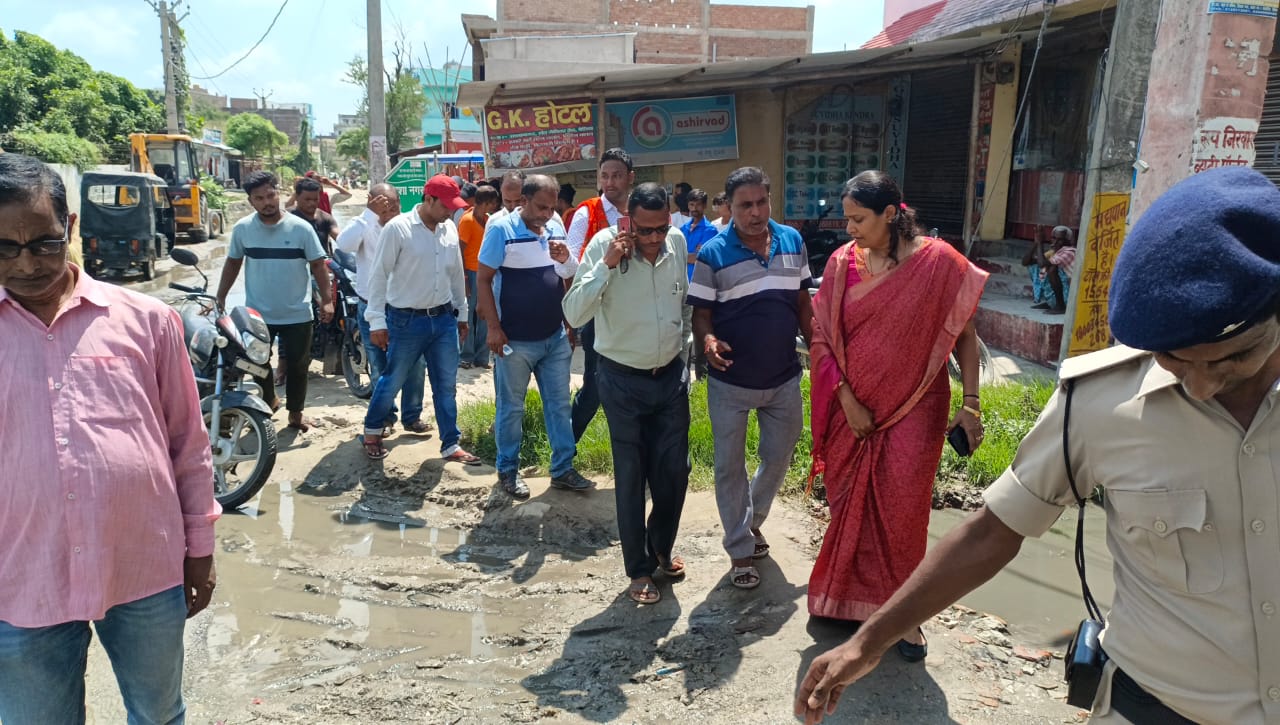 सोशल मीडिया पर मिली शिकायत के बाद दल बल सहित केआर और संत जेवियर स्कूल रोड का जल जमाव देखने पहुंचीं महापौर