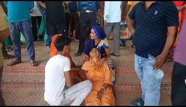 प्रसूति के बाद महिला की मौत, परिजनों ने किया हंगामा, सदर अस्पताल के डॉक्टर पर लगा लापरवाही का आरोप