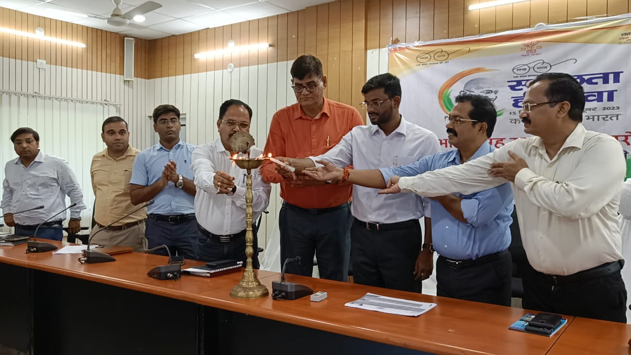 उत्कृष्ट कार्य करने वाले स्वच्छता कर्मी, पर्यवेक्षक, समन्वयक, वार्ड पार्षद, मुखियागण को जिलास्तर पर प्रशस्ति पत्र आदि देकर किया जायेगा सम्मानित