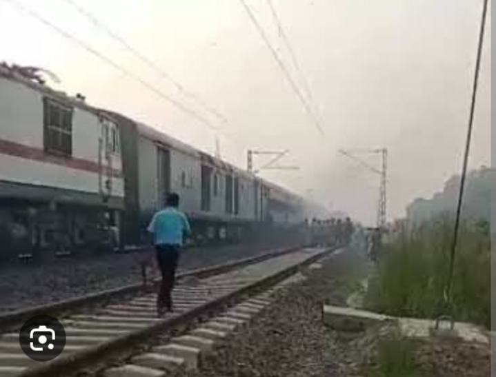सूरत-छपरा एक्सप्रेस ट्रेन में पहिये की घर्षण से आग लगते ही ट्रेन में अफरा तफरी मची