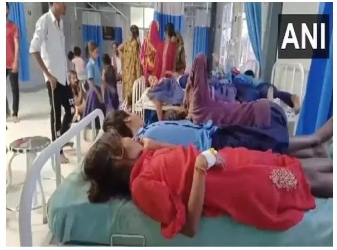 प्राथमिक विद्यालय के लगभग 50 छात्रों को मंगलवार (12 सितंबर) को मध्याह्न भोजन खाने के बाद बीमार पड़ने के बाद अस्पताल में भर्ती कराया