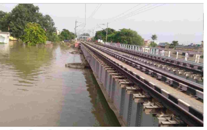 भागलपुर स्टेशन के प्लेटफॉर्म नंबर 2 पर एक लिफ्ट लगाई जाएगी.डीआरएम ने गंगा से पानी को स्टेशन तक पहुंचाने की योजना में देरी पर इसके काम के लिए री-टेंडर की प्रक्रिया की गई