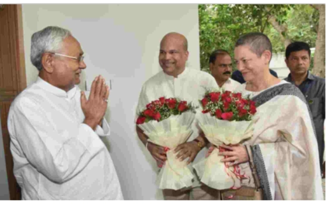 श्रीलंका के उच्चायुक्त अशोक मिलिंडा मोरागोडा ने यहां शनिवार को मुख्यमंत्री नीतीश कुमार से शिष्टाचार मुलाकात
