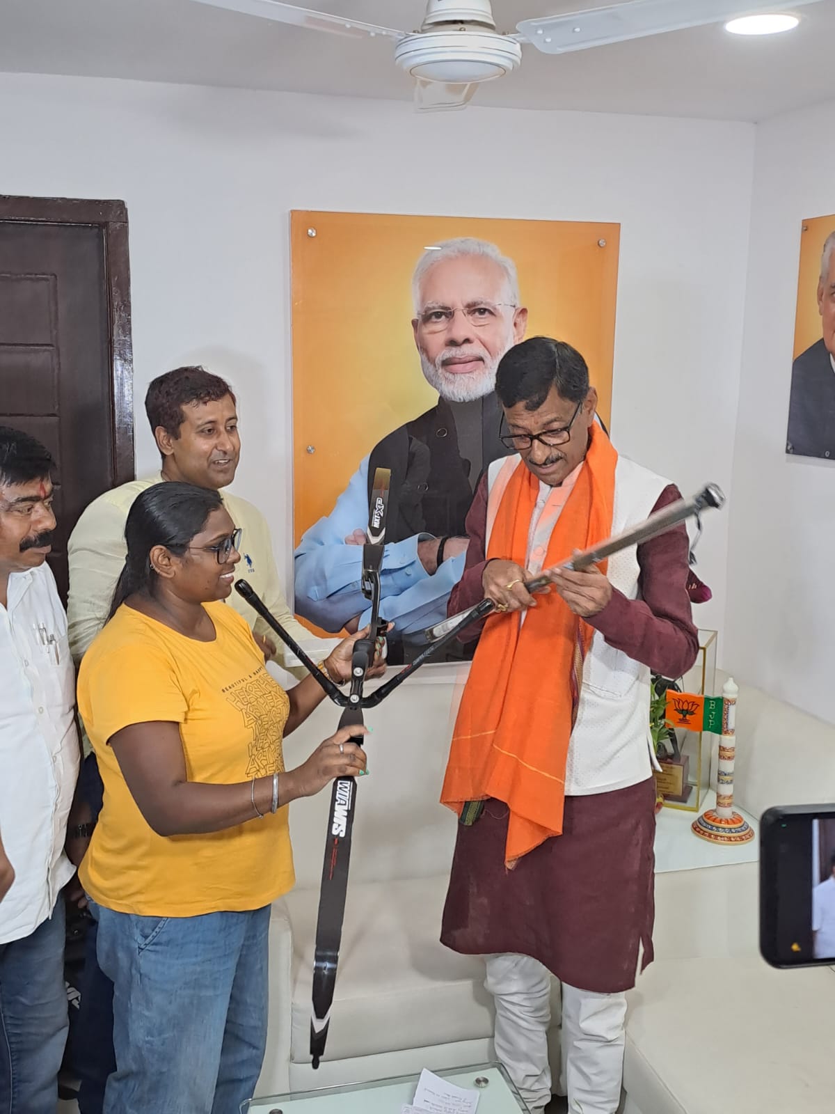 सांसद संजय सेठ की पहल पर तीरंदाज दीप्ति को मिला 5 लाख का धनुष