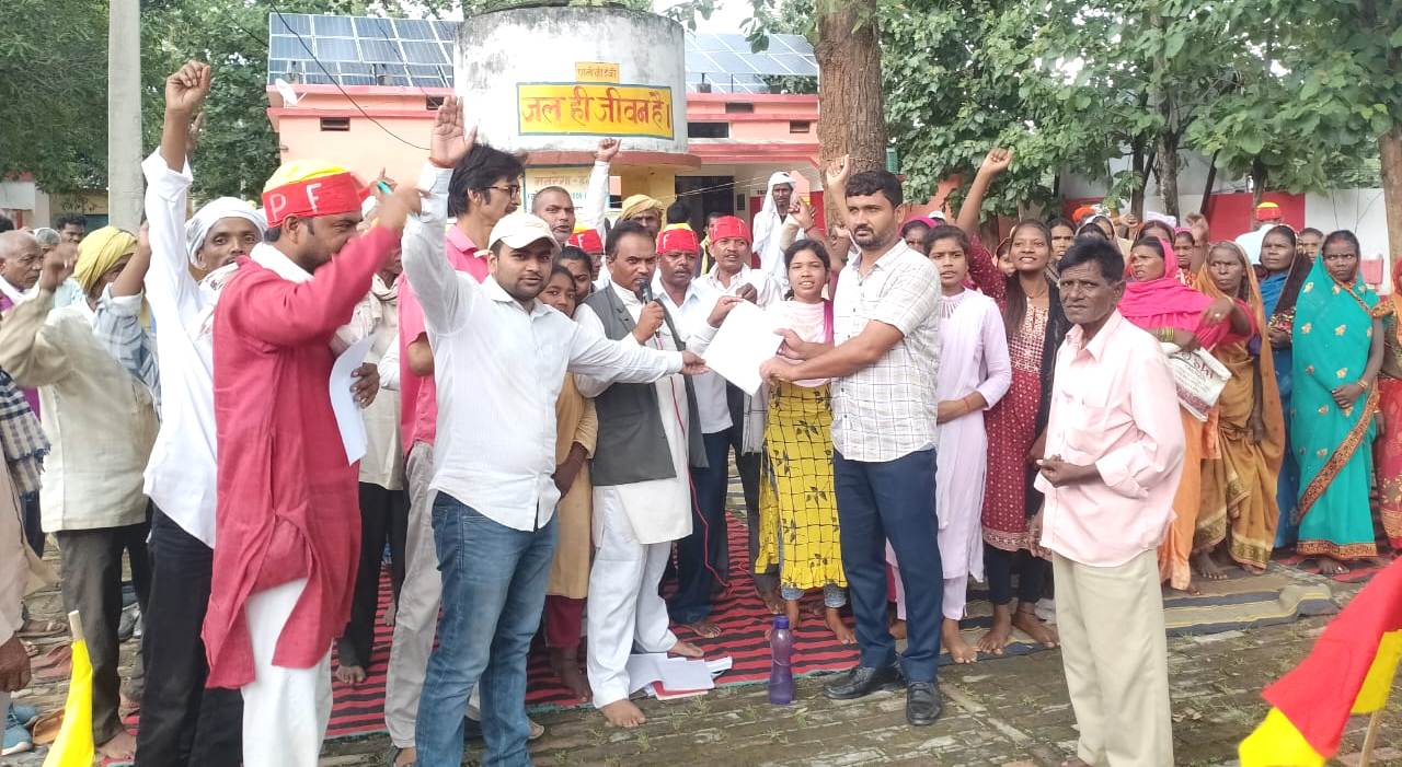 मजदूर किसान मंच मंच ने म्योरपुर ब्लॉक में धरना दे सीएम को भेजा पत्रक