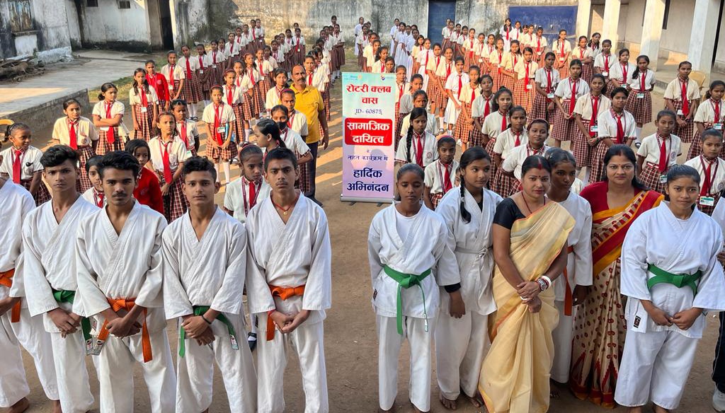 रोटरी क्लब चास द्वारा छात्राओं को आत्मरक्षा के लिए मार्शल आर्ट का दिया गया प्रशिक्षण