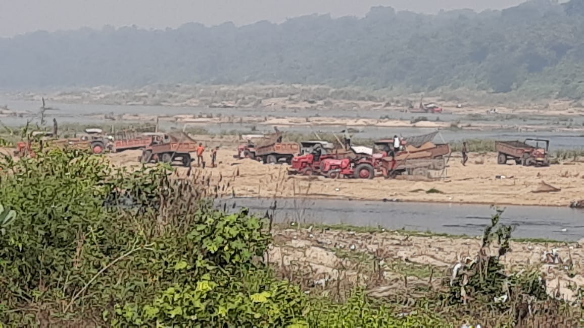 खनन विभाग ने अवैध बालू लदा एक ट्रैक्टर किया जप्त, कर रहे है माफिया नदियों से बालू का उठाव और जंगलो मे स्टॉक।