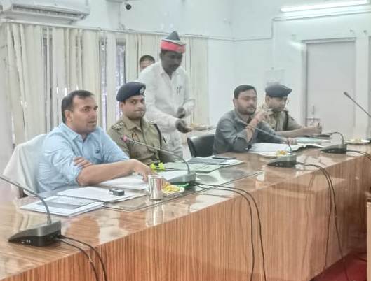 यातायात नियमों के प्रभावी अनुपालन हेतु आवश्यक कदम उठाये जायें-जिलाधिकारी