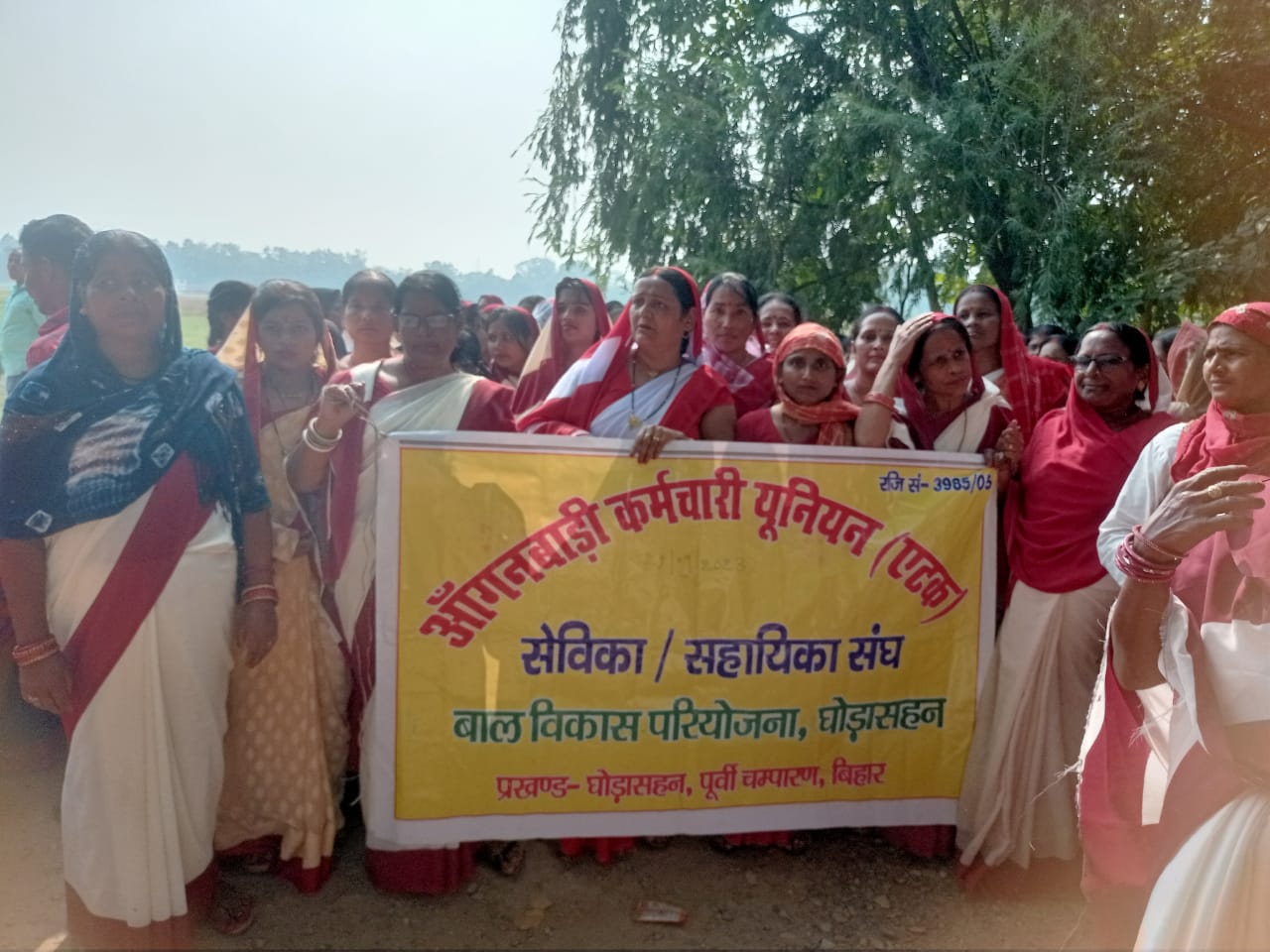 घोड़ासहन परियोजना की हड़ताली सेविकाओ ने मोतिहारी पहुच कर दिखाया नारी शक्ति का दमखम