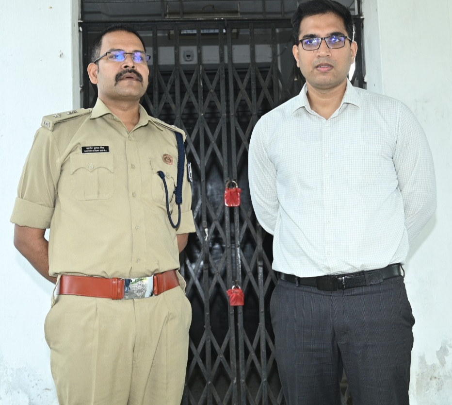 डीएम एवं एसपी ने ईवीएम वेयर हाउस का किया मासिक निरिक्षण