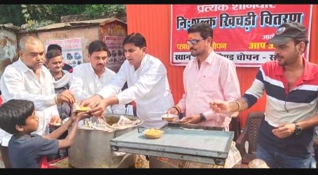 असहाय व गरीब तबके के लोगों को खिचड़ी वितरित असहाय व गरीब तबके के लोगों को खिचड़ी वितरित