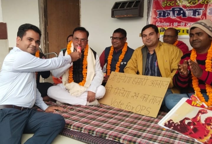 रेलकर्मियों के भूख हड़ताल को डीटीएम चोपन द्वारा जूस पिलाकर किया गया समापन