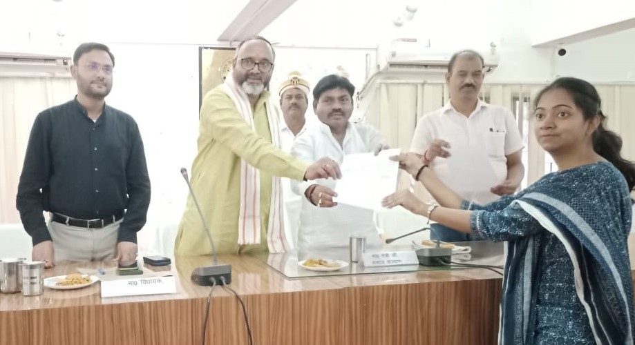 नवचयनित 85 लेखपालों के नियुक्ति पत्र का वितरण नवचयनित 85 लेखपालों के नियुक्ति पत्र का वितरण