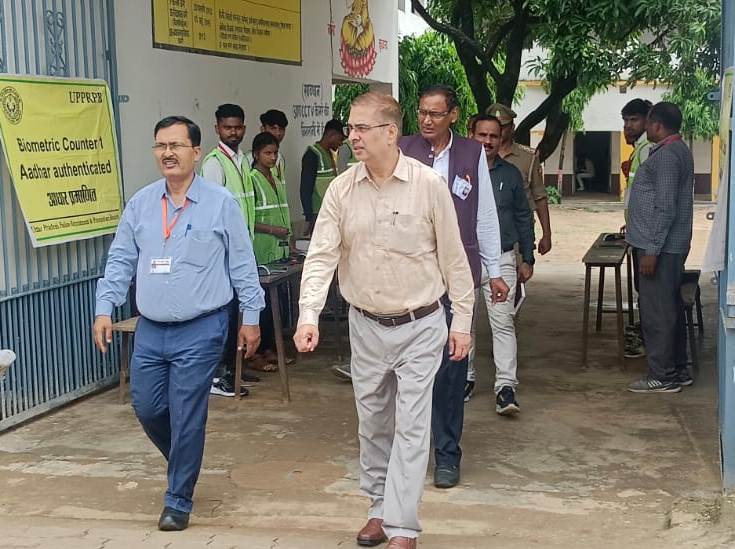 जिलाधिकारी ने भ्रणशील रहकर पुलिस भर्ती परीक्षा केन्दों का लिये जायजा