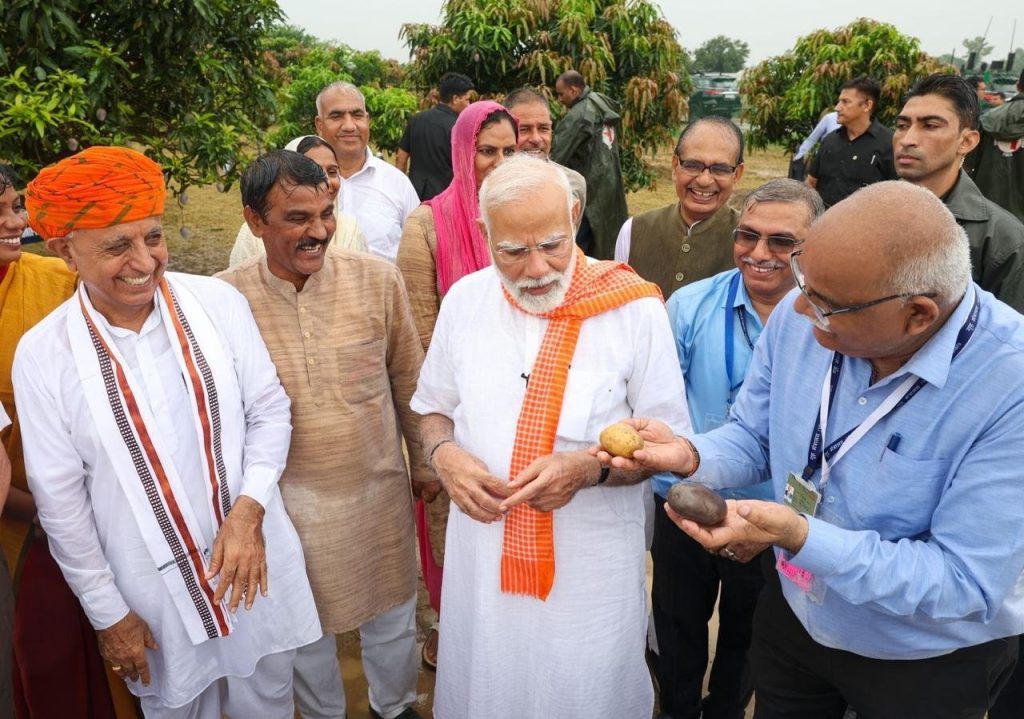 प्रधानमंत्री ने फसलों की 109 उच्च उपज देने वाली, जलवायु अनुकूल और जैव-प्रतिबलित किस्में जारी कीं