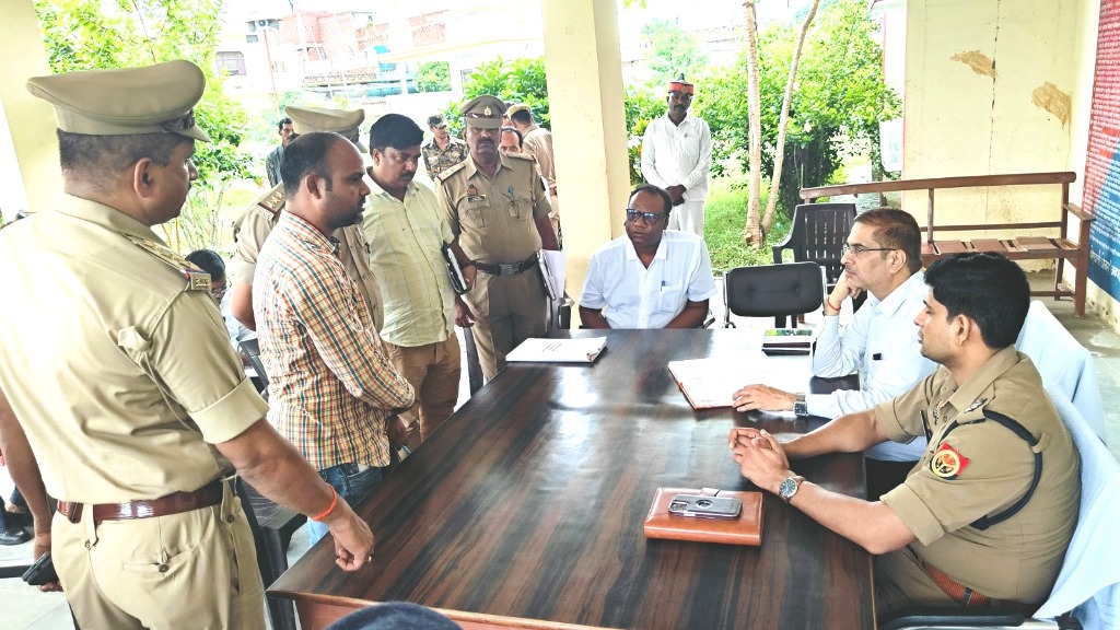 थाना समाधान दिवस-जिलाधिकारी व पुलिस अधीक्षक द्वारा थाना ओबरा पर सुनी जनता की समस्याएं