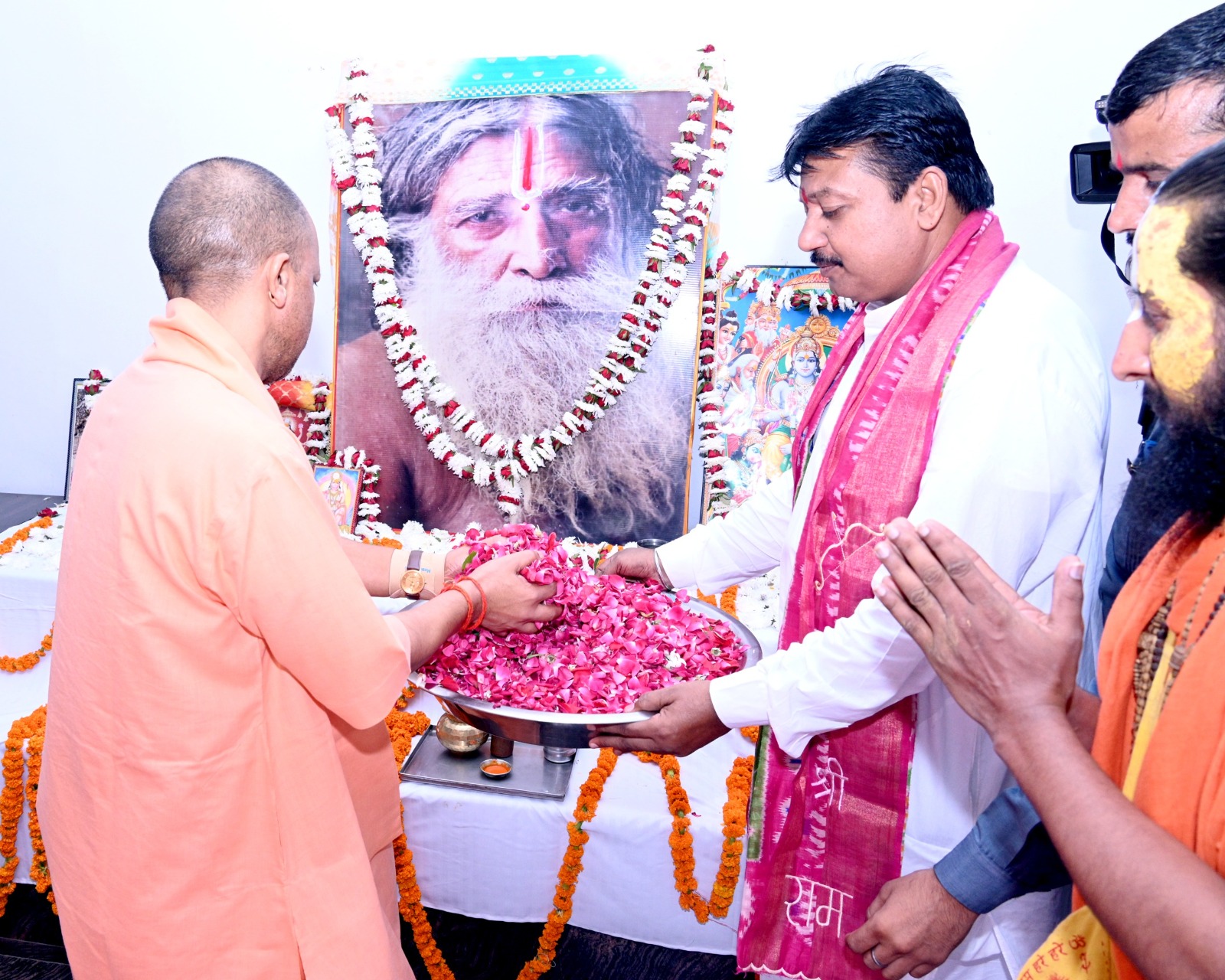 पड़ोस जल रहा, हिंदुओं को चुन-चुनकर बनाया जा रहा निशाना – योगी आदित्यनाथ