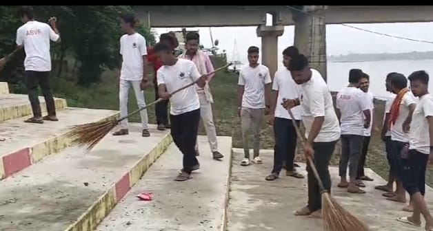भव्य कांवड़ यात्रा-चोपन घाट पर चलाया गया स्वच्छता कार्यक्रम