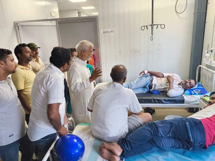सुप्रीम कोर्ट के फैसले के विरोध में बैरगनिया बाजार बंद कराने वाले घायल लोगों से मिलने अस्पताल पहुंचे विधायक