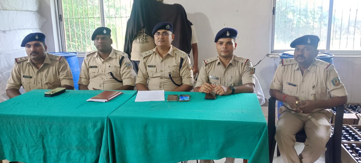 पुलिस ने अवैध मिनी शराब फैक्ट्री का किया खुलासा, दो ब्यक्ति गिरफ्तार