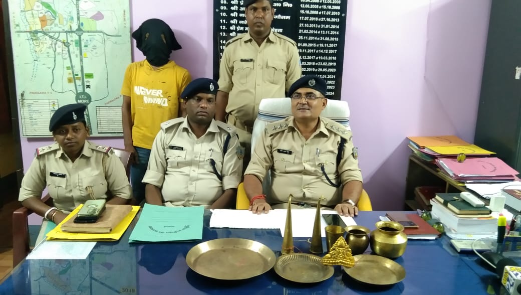 मंदिर में हुई चोरी का पुलिस ने उद्भेदन कर सामान सहित चोर को किया गिरफ्तार